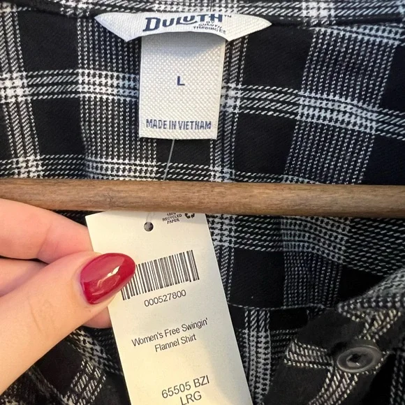 Duluth Women’s Free Swingin’ Flannel Shirt - Picture 2 of 3